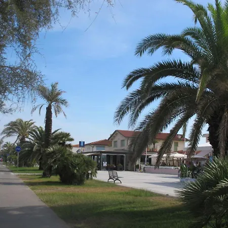 Apartment Dei Fiori By Interhome Lido di Camaiore